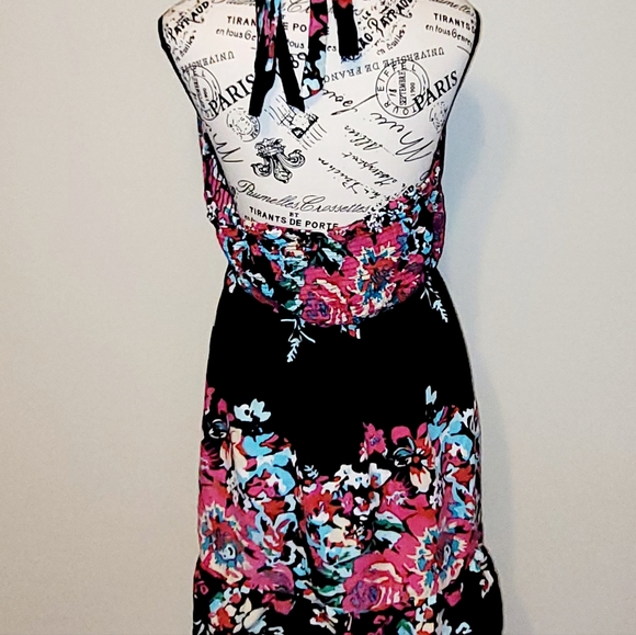 CUTE HALTER DRESS!! 👗 - Picture 2 of 8